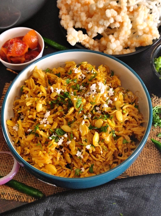 Valachi Khichadi | Dalimbi Bhaat | Vaal Bhaat (वालाची खिचडी / डाळिंबी भात) Valachi Khichadi | Dalimbi Bhaat | Vaal Bhaat (वालाची खिचडी / डाळिंबी भात) https://thespicycafe.com/wp-content/uploads/2023/03/03-valachi-khichdi-khichadi-maharashtrian-traditional-authentice-dalimbi-bhat-bhaat-masale-bhat-vegan-vegetarian-festive-easy-quick-simple-indian-pulao-biryani-kadve-vaal-1.jpg https://thespicycafe.com/valachi-khichdi-dalimbi-bhaat-recipe/