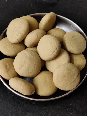 Tandalache Vade | Malavani Vade | Rice Poori Tandalache Vade | Malavani Vade | Rice Poori https://thespicycafe.com/wp-content/uploads/2023/06/tandlache-vade-malvani-vade-kombdi-vade-rice-poori-puffed.jpg https://thespicycafe.com/tandlache-vade/