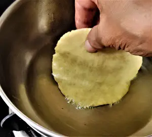 Tandalache Vade | Malavani Vade | Rice Poori Tandalache Vade | Malavani Vade | Rice Poori https://thespicycafe.com/wp-content/uploads/2023/06/tandlache-vade-malvani-vade-kombdi-vade-rice-poori-puffed.jpg https://thespicycafe.com/tandlache-vade/