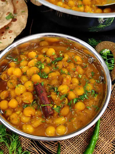 Matar Ke Chole | Safed Vatana Usal | White Peas Curry Matar Ke Chole | Safed Vatana Usal | White Peas Curry https://thespicycafe.com/wp-content/uploads/2023/04/18-safed-vatana-usal-matar-chole-dried-white-peas-curry-vegan-vegetarian-ragda-recipe-ragda-pattice-simple-quick-easy-lunch-dinner-breakfast-snack-Indian-chaat-lentils-protein-rich-diabetic-friendly.jpg https://thespicycafe.com/matar-ke-chole-recipe/