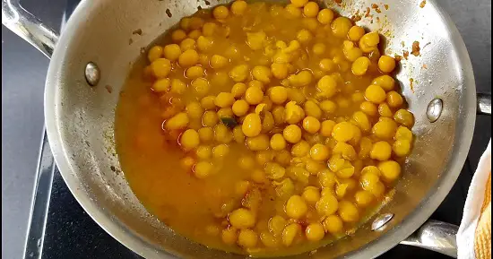 Matar Ke Chole | Safed Vatana Usal | White Peas Curry Matar Ke Chole | Safed Vatana Usal | White Peas Curry https://thespicycafe.com/wp-content/uploads/2023/04/18-safed-vatana-usal-matar-chole-dried-white-peas-curry-vegan-vegetarian-ragda-recipe-ragda-pattice-simple-quick-easy-lunch-dinner-breakfast-snack-Indian-chaat-lentils-protein-rich-diabetic-friendly.jpg https://thespicycafe.com/matar-ke-chole-recipe/