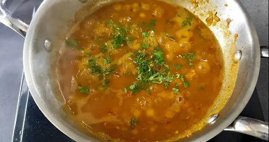 Matar Ke Chole | Safed Vatana Usal | White Peas Curry Matar Ke Chole | Safed Vatana Usal | White Peas Curry https://thespicycafe.com/wp-content/uploads/2023/04/18-safed-vatana-usal-matar-chole-dried-white-peas-curry-vegan-vegetarian-ragda-recipe-ragda-pattice-simple-quick-easy-lunch-dinner-breakfast-snack-Indian-chaat-lentils-protein-rich-diabetic-friendly.jpg https://thespicycafe.com/matar-ke-chole-recipe/