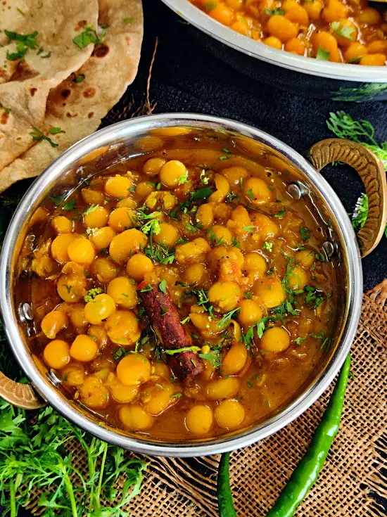 Matar Ke Chole | Safed Vatana Usal | White Peas Curry Matar Ke Chole | Safed Vatana Usal | White Peas Curry https://thespicycafe.com/wp-content/uploads/2023/04/18-safed-vatana-usal-matar-chole-dried-white-peas-curry-vegan-vegetarian-ragda-recipe-ragda-pattice-simple-quick-easy-lunch-dinner-breakfast-snack-Indian-chaat-lentils-protein-rich-diabetic-friendly.jpg https://thespicycafe.com/matar-ke-chole-recipe/