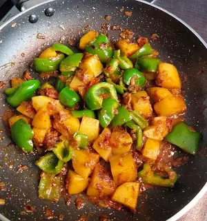 Aloo Shimla Mirch Sabji | Dry Aloo Capsicum Sabji Aloo Shimla Mirch Sabji | Dry Aloo Capsicum Sabji https://thespicycafe.com/wp-content/uploads/2022/06/aloo-shimla-mirch-sabji.jpg https://thespicycafe.com/aloo-shimla-mirchi-sabji-recipe/