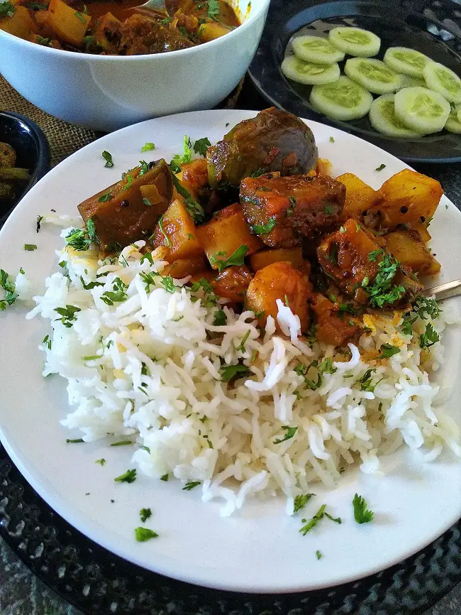 VANGI BATATA RASSA EGGPPLANT POTATO CURRY VEGAN VEGETARIAN INDIAN RECIPE