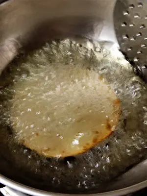 Tandalache Vade | Malavani Vade | Rice Poori Tandalache Vade | Malavani Vade | Rice Poori https://thespicycafe.com/wp-content/uploads/2023/06/tandlache-vade-malvani-vade-kombdi-vade-rice-poori-puffed.jpg https://thespicycafe.com/tandlache-vade/