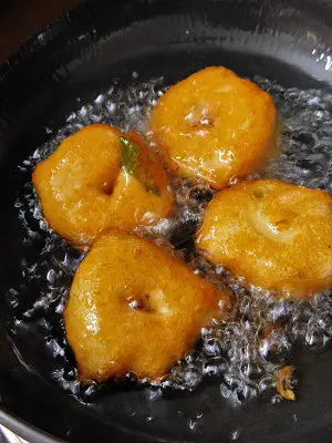 Medu Vada Recipe | Urad Dal Vada Medu Vada Recipe | Urad Dal Vada https://thespicycafe.com/wp-content/uploads/2023/04/1-medu-vada-south-indian-ulundu-uddina-geralu-uzhunnu-urad-dal-vada-breakfast-snack-vegan-vegetarian-easy-quick-simple-Indian-snack-recipe.jpg https://thespicycafe.com/medu-vada-recipe/