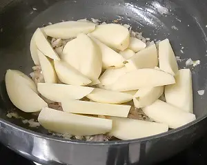 Aloo Baingan Recipe | Aloo Baingan Ki Sabji | Easy Eggplant Potato Curry Aloo Baingan Recipe | Aloo Baingan Ki Sabji | Easy Eggplant Potato Curry https://thespicycafe.com/wp-content/uploads/2023/08/1-aloo-baingan-sabji-vangi-batata-rassa-eggplant-potato-curry-vegan-vegetarian-easy-quick-simple-fiber-rich-easy-meals-lunch-dinner-vegetables-healthy-nutritious.png https://thespicycafe.com/aloo-baingan-sabji-eggplant-curry/